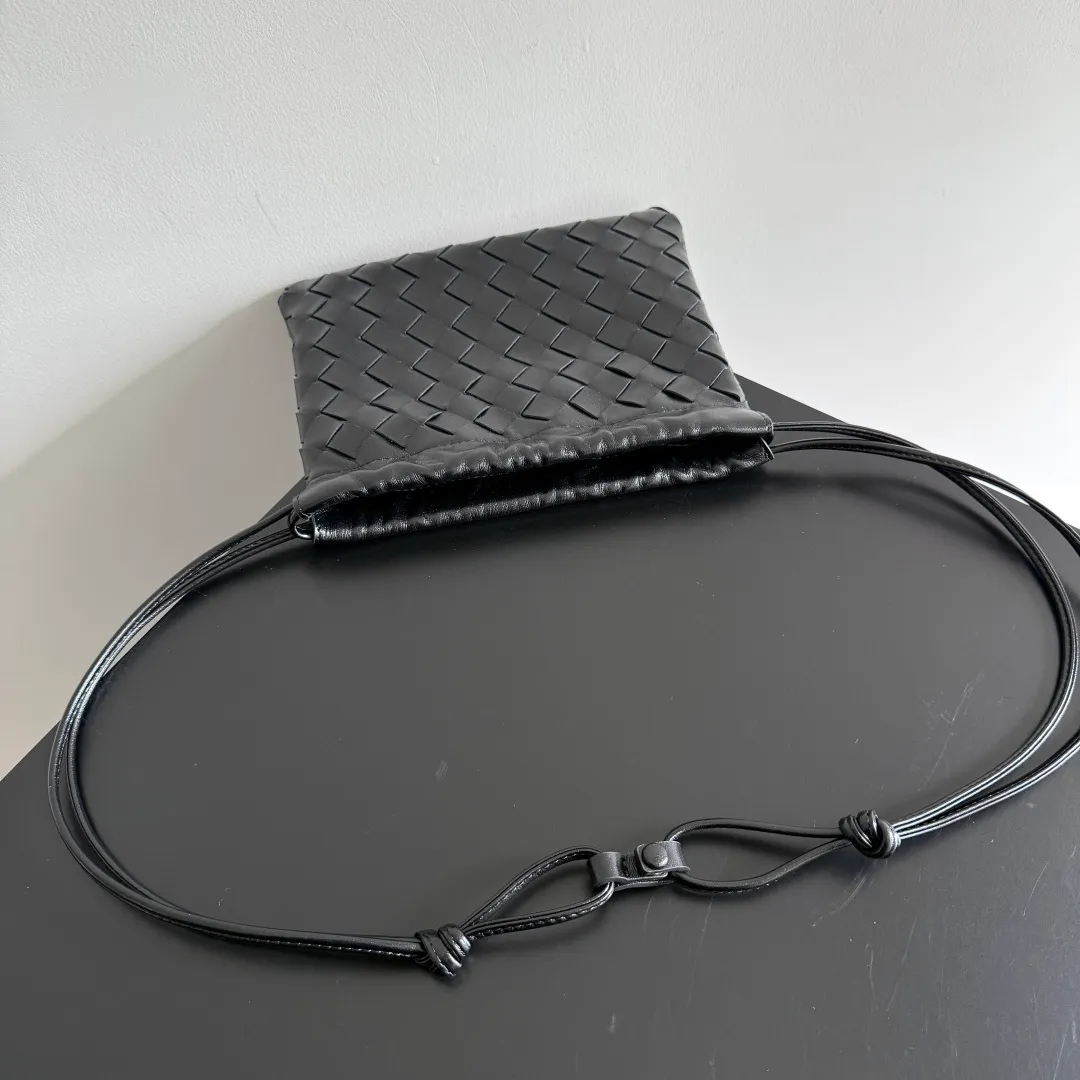 Batch 1400 BOTTEGA VENETA DUSTBAG mini size is officially launched📣📣. It still continues the classic weaving process. The lazy and casual feeling presented by the drawstring pockets is not too suitable for summer. The small back body is light and convenient. It is enough to carry lipstick and tissues when going out every day. It is not easy to make mistakes with any clothes. The shoulder strap has a buckle and pull-out design, which can be adjusted to unlock multiple carrying methods. Style number: 816987 Size: 21*16.6*1cm